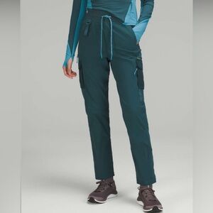 Lululemon Cargo High-Rise Lined Hiking Pant
Green Jasper size 6